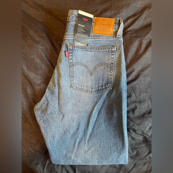 Levi’s wedgie jeans, Size 30, Medium Vintage wash. - Picture 3 of 6